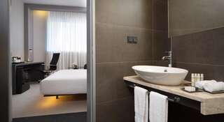 Гостиница DoubleTree by Hilton Екатеринбург Екатеринбург Люкс с 1 спальней с кроватью размера «king-size»-1