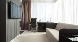 Гостиница DoubleTree by Hilton Екатеринбург Екатеринбург Люкс с 1 спальней с кроватью размера «king-size»-3